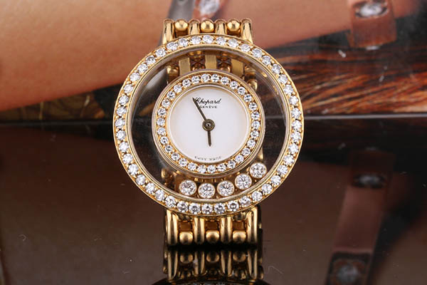 萧邦快乐钻系列旧手表回收多少钱一个？看完想把它带回家