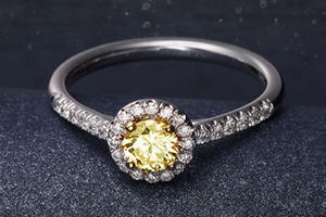 钻石戒指回收价格是多少呢 白色钻石与彩钻的价格差异
