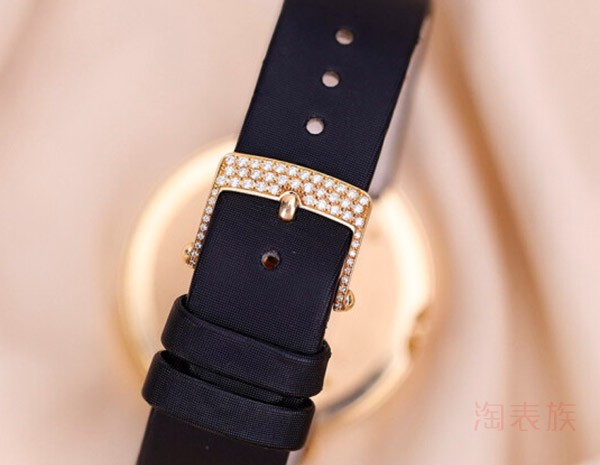 梵克雅宝外框女性镶钻白盘手表表带展示图
