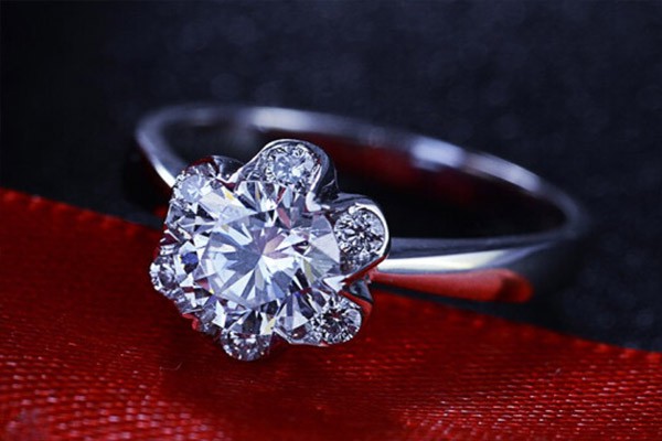 乐维斯 白18K金女款结婚钻石戒指